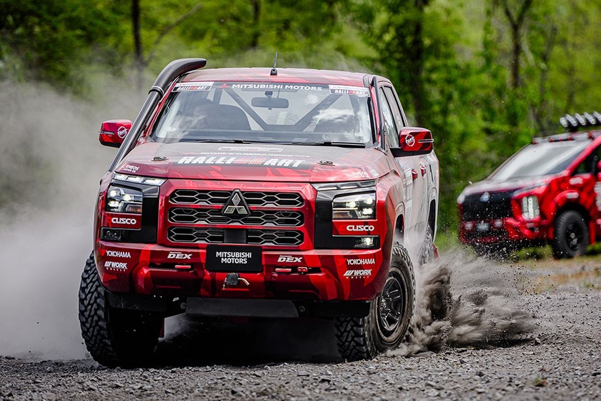 Tim Mitsubishi Ralliart dengan All-New Triton yang akan berkompetisi pada Asia Cross Country Rally (AXCR) 2023