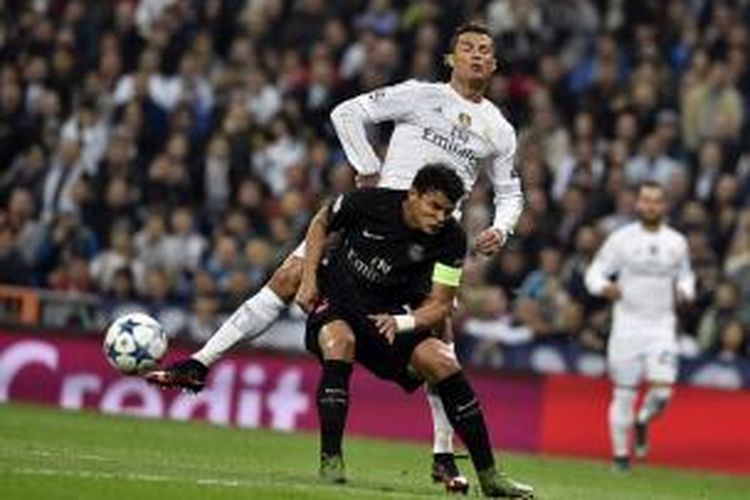 Thiago Silva (PSG) dan Cristiano Ronaldo (Madrid) bertanding di Liga Champions, Selasa (3/11/2015). 
