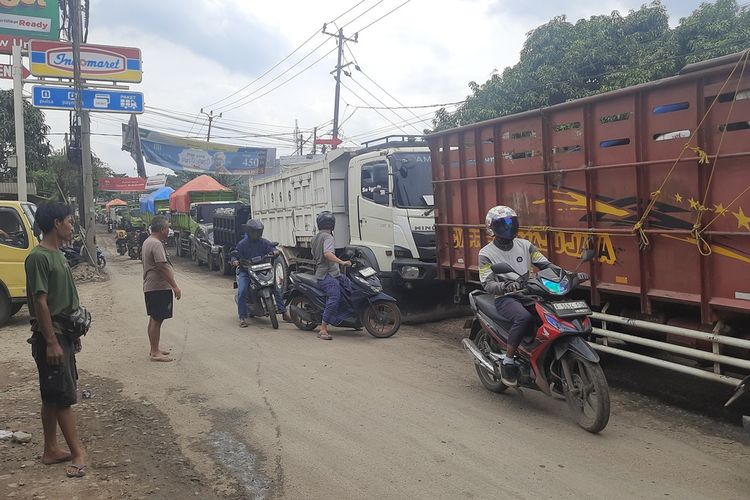 Situasi kemacetan akibat truk tambang yang mogok di Jalan Sudamanik, Parung Panjang, Kabupaten Bogor, Jawa Barat, Rabu (8/1/2025).