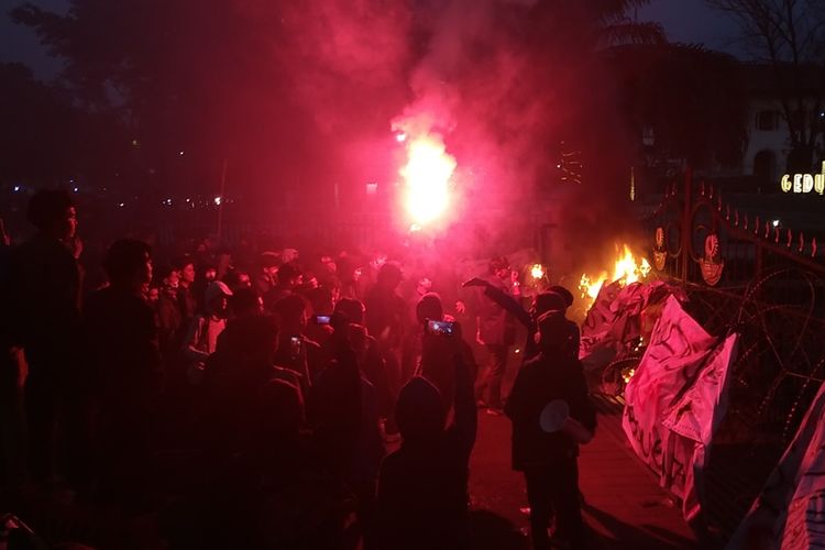 Massa mahasiswa membakar flare di Depan Gedung Sate, Kota Bandung, Jumat (29/9/2023)