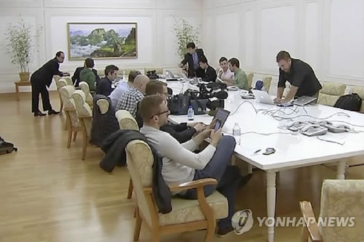 Para jurnalis asing berkumpul di sebuah hotel di Wonsan Selasa (22/5/2018). Mereka bersiap meliput penutupan situs nuklir Korea Utara di Punggye-ri yang dilaporkan bakal terjadi Kamis (24/5/2018).