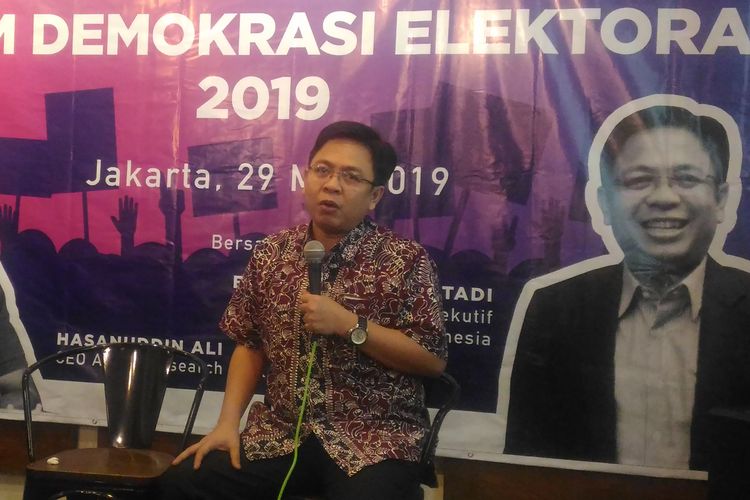 Direktur Eksekutif Indikator Politik Indonesia Burhanudin Muhtadi dalam sebuah diskusi bertajuk Populisme Agama dalam Demokrasi Elektoral 2019 di Cikini, Jakarta Pusat, Rabu (29/5/2019). 