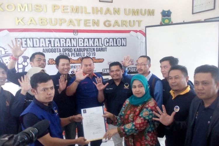 Komisioner KPU Garut Lia Juliasih saat menerima berkas bacaleg dari partai Nasdem, Senin (16/7/2018)