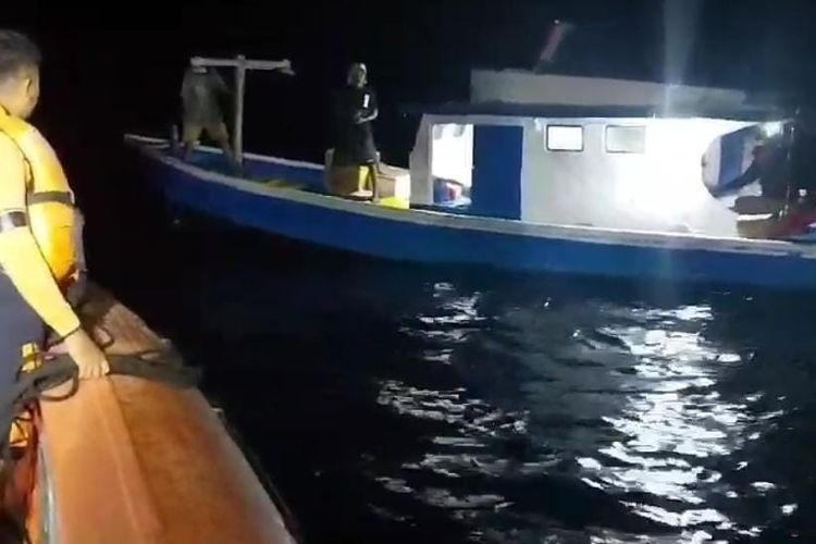Petugas SAR Kupang Selamatkan 5 Nelayan yang Terombang Ambing di Laut