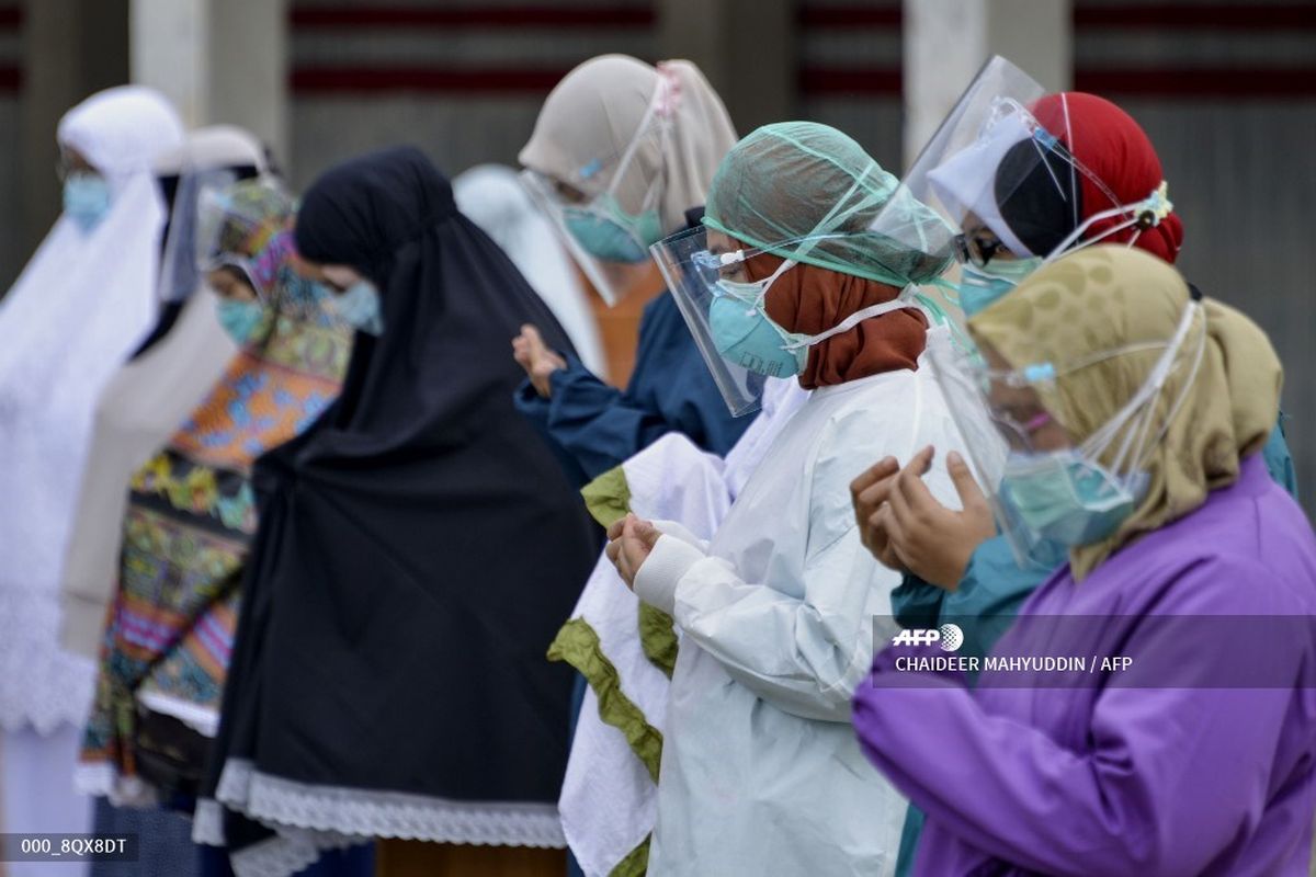 Sejumlah dokter bersama tenaga medis lainnya melaksanakan shalat jenazah untuk almarhum dr Zulkifli Sp.P, dokter senior spesialis paru yang meninggal setelah positif Covid-19, saat pelepasan terakhir jenazah di halaman Rumah Sakit Umum Daerah (RSUD) Zainoel Abidin, Banda Aceh, Selasa (29/9/2020). Dinas Kesehatan Provinsi Aceh menyatakan, almarhum menjadi dokter keempat di Aceh yang meninggal akibat Covid-19.