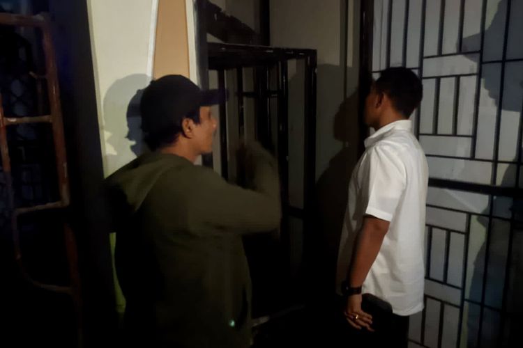 Polisi melakukan olah TKP kecelakaan lift yang menyebabkan tujuh orang meninggal dunia di Bandar Lampung, Rabu (5/7/2023).