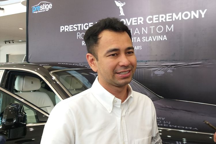 Presenter Raffi Ahmad dalam acara penyerahan mobil Rolls Rolls Royce Phantom yang ia beli dari pengusaha Rudy Salim, di kawasan Pluit, Jakarta Utara, Minggu (19/6/2022).