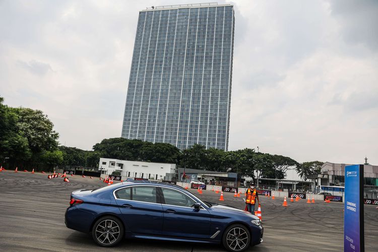 Mobil terbaru BMW The New 5 Type BMW 520i M Sport saat acara BMW Test Day di Karawaci, Tangerang, Banten, Sabtu (10/4/2021). Mobil sedan bisnis yang dirakit di Indonesia ini mengunggulkan interior yang ekslusif dan dibandrol dengan harga Rp1,1 miliar.