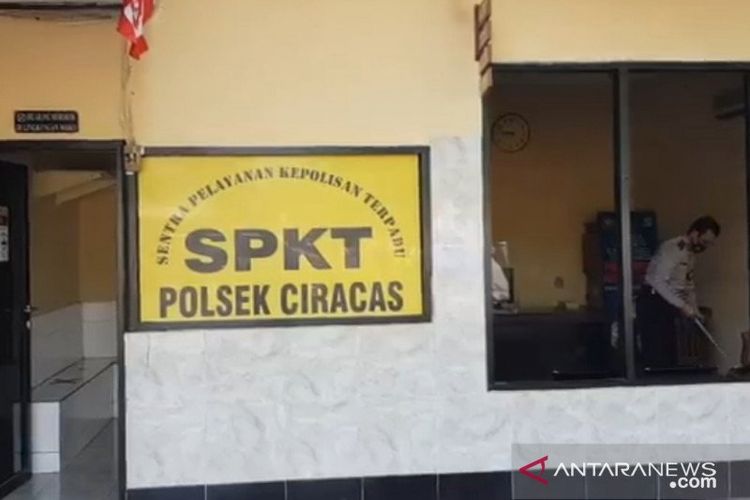 Petugas Polsek Ciracas, Jakarta Timur, membersihkan sisa kotoran di dalam ruang pelayanan masyarakat usai perusakan yang terjadi Sabtu (29/8/2020). 