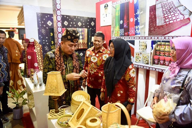 Penjabat (Pj) Gubernur Sumatera Selatan (Sumsel) Agus Fatoni saat mengunjungi salah satu pameran di Explore South Sumatera Expo 2024 di Discovery Mall Bali, Badung, Bali, Kamis (25/4/2024).