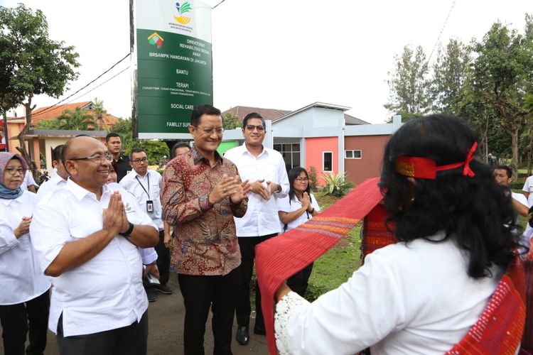 Tarian selamat datang menyambut kehadiran Menteri Sosial Juliari P. Batubara, dalam kunjungan kerjanya di Balai Rehabilitasi Sosial Anak Memerlukan Kebutuhan Khusus Handayani,  Bambu Apus, Jakarta Timur,  Rabu (05/01/2020). Mensos Juliari meninjau sejumlah fasilitas dan berencana mengembangkan kapasitas balai.