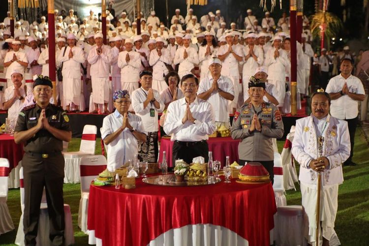 Menko Bidang Kemaritiman dan Investasi, Luhut Binsar Pandjaitan berdoa bersama dengan 150.000 orang terdiri dari Gubernur Bali beserta pemangku adat untuk kelancaran pelaksanaan KTT G20 di Nusa Dua, Bali, Rabu (26/10/2022) malam.
