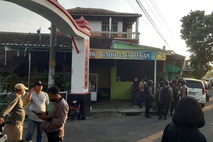 Petugas kepolisian melakukan penjagaan di sekitar rumah terduga teroris di Desa Waru, Kecamatan Baki, Sukoharjo, Jawa Tengah, Kamis (1/12/2022) sore.