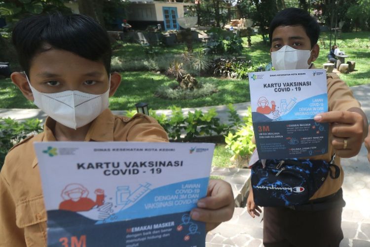Siswa SD memperlihatkan kartu vaksinasi usai mendapatkan suntikan vaksin COVID-19 di Taman Hutan Kota Joyoboyo, Kota Kediri, Jawa Timur, Jumat (22/10/2021). Pemerintah daerah setempat berupaya mempercepat vaksinasi COVID-19 melalui vaksinasi massal kepada pelajar SD usia 12 tahun ke atas seiring telah dimulainya Pembelajaran Tatap Muka Terbatas (PTMT) di sejumlah sekolah. ANTARA FOTO/Prasetia Fauzani/foc.