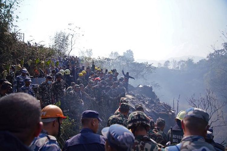 Tim penyelamat berkumpul di lokasi kecelakaan pesawat Yeti Airlines di Pokhara, Nepal pada Minggu (15/1/1023). Sebuah pesawat dengan 72 orang di dalamnya jatuh di Nepal pada 15 Januari, kata Yeti Airlines dan seorang pejabat setempat. 
