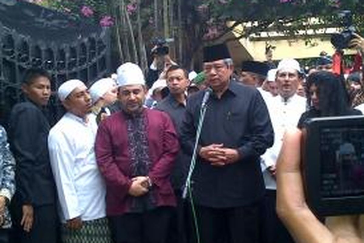 Presiden RI Susilo Bambang Yudhoyono menghadiri rumah duka Habib Munzir bin Fuad Al-Musawa di komplek Liga Mas,Pancoran Jakarta Selatan,Senin (16/9/2013).Selain SBY hadir juga,Marzuki Ali,Ruhut Sitompul, dan Rhoma Irama.