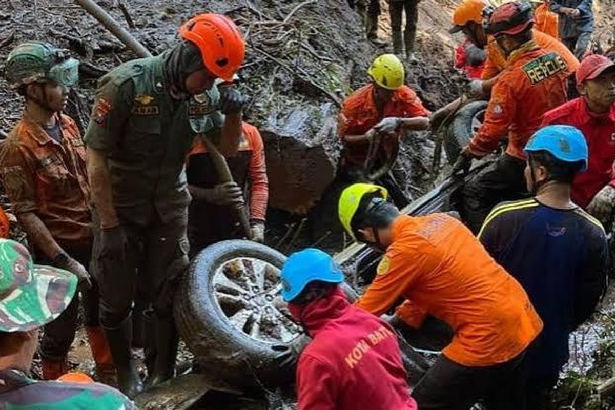 Bencana alam tanah longsor terjadi di Kabupaten Mojokerto.