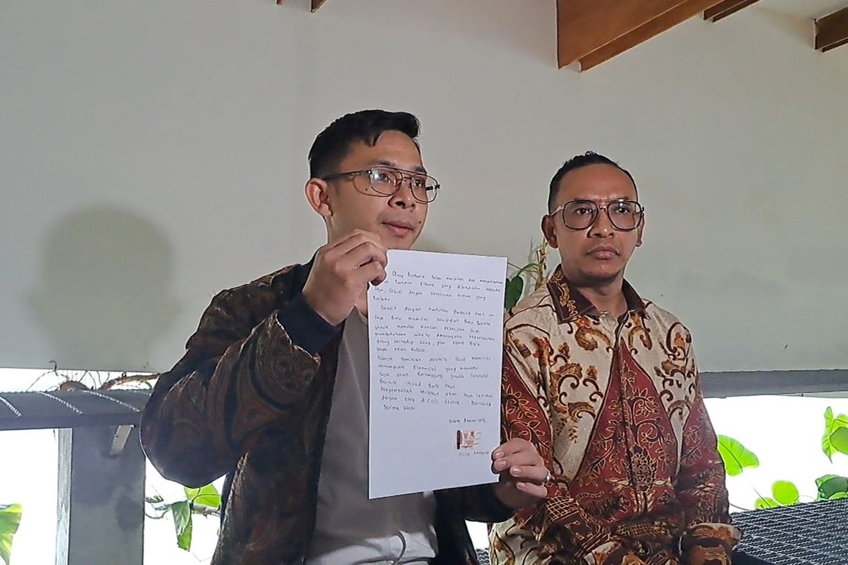 Kuasa hukum Olivia Nathania, Wendo Batserin dan Beny Daga usai menghadiri sidang aanmaning atau teguran eksekusi ganti rugi di Pengadilan Negeri (PN) Jakarta Selatan, Rabu (11/3/2026)