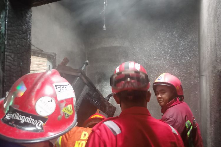 Petugas UPT Pemadam Kebakaran Kota Malang melakukan penanganan kebakaran di Jalan Kolonel Sugiono Gang 3 Kelurahan Mergosono, Kecamatan Kedungkandang, Kota Malang pada Minggu (19/3/2023).