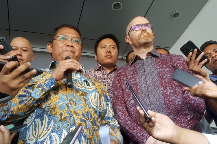 Menkominfo, Rudiantara; dan VP Public Policy Facebook APAC, Simon Milner, Senin (7/5/2018), di Gedung Kominfo Medan Merdeka, Jakarta