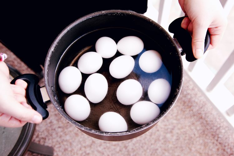 Dinginkan dulu telur di air es sebelum dimasukkan ke dalam mug atau gelas.