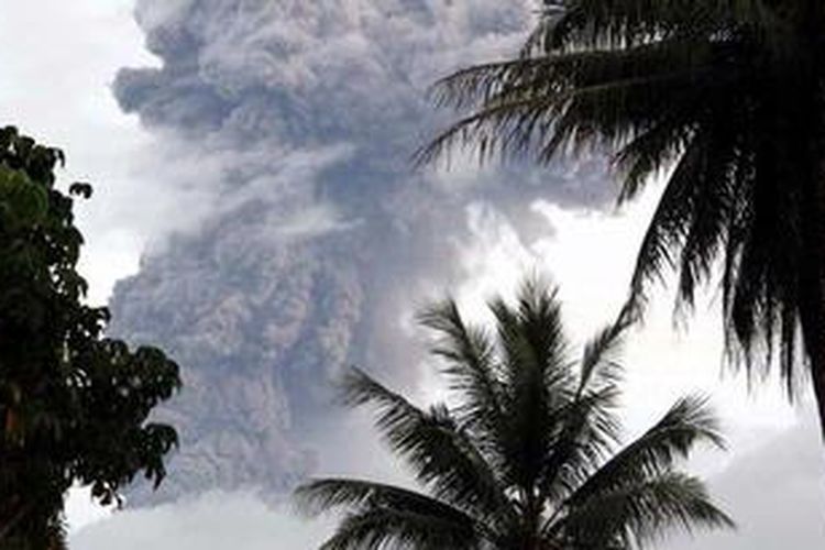 Gunung Api Lokon di Tomohon meletus beberapa jam menjelang pergantian tahun baru. Lontaran material vulkanisnya yang tinggi terlihat dari arah Tateli yang berjarak puluhan kilometer.
