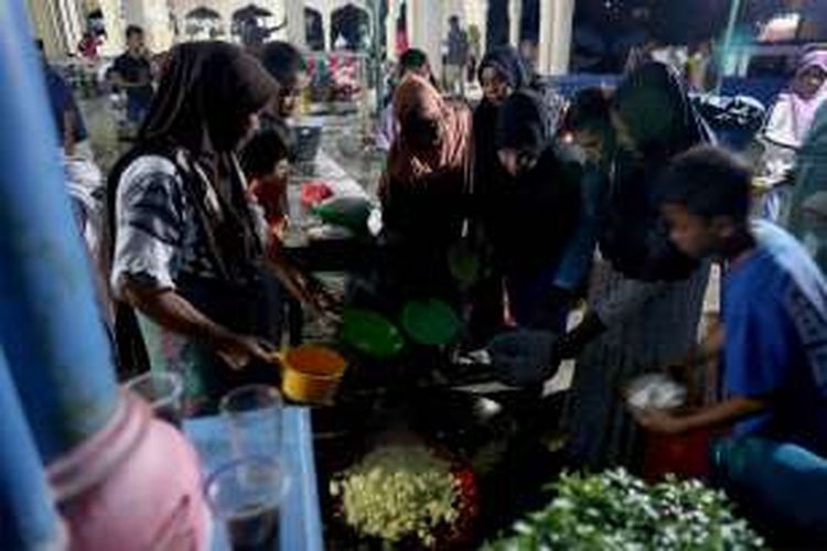 Dapur umum warga korban gempa saat mengungsi sementara di Masjid Jami Attaqwa di Kecamatan Meureudu, Kabupaten Pidie jaya, Aceh, Kamis, (8/12/2016). Gempa-gempa susulan yang masih terjadi sejak kemarin membuat seluruh warga yang menetap di Kabupaten Pidie Jaya memanfaatkan masjid sebagai tempat tinggal sementara. 
