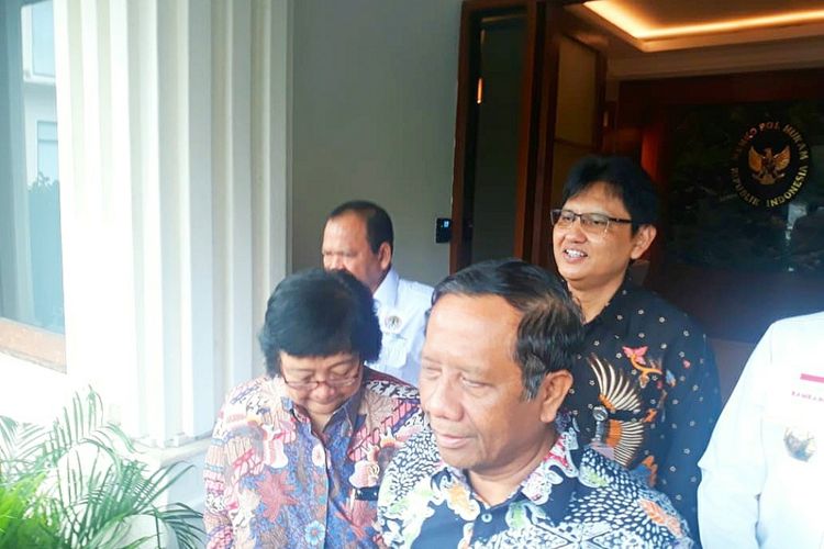 Menko Polhukam Mahfud MD bersama Menteri LHK Siti Nurbaya Bakar di Kantor Kemenko Polhukam, Rabu (5/2/2020).  