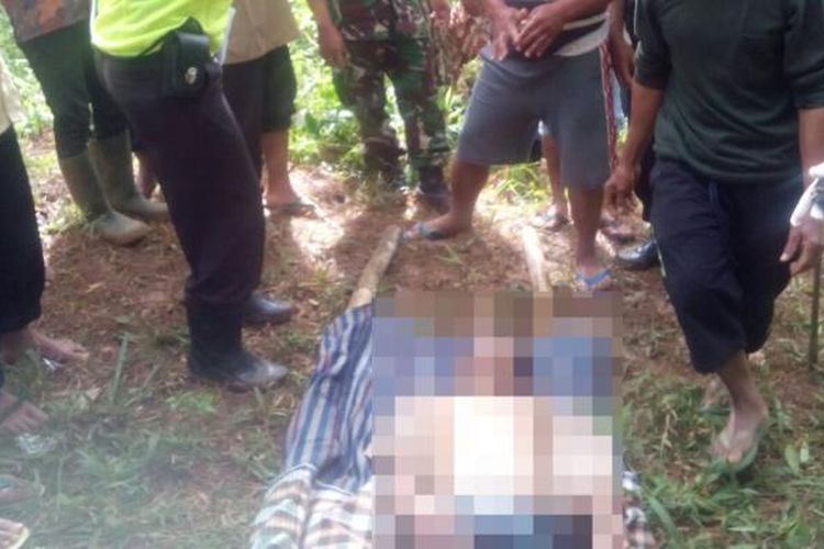 Anggota Polsek Ngrayun dibantu warga hendak mengangkat jenazah Eko Jurianto yang ditemukan tewas bunuh diri di pohon pinus milik tetangganya, Kamis (16/ 2/2017).