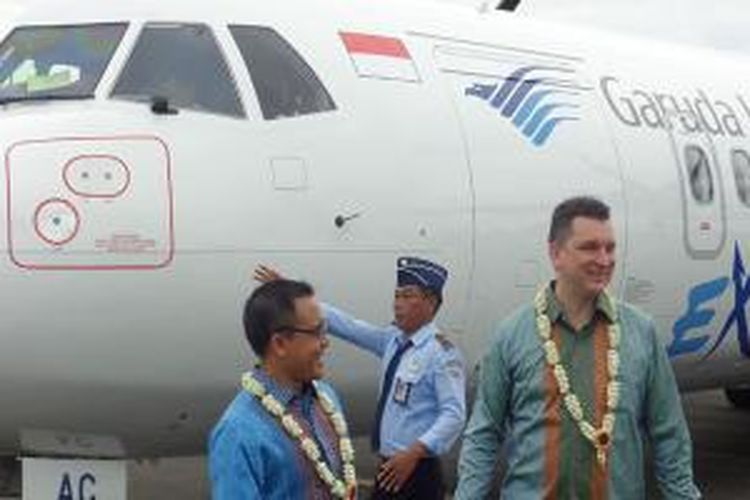 Bupati Banyuwangi Azwar Anas (kiri) didampingi Direktur Pemasaran dan Penjualan Garuda Indonesia Erik Meijer menyambut kedatangan pesawat ATR 72-600 Garuda Indonesia di Bandara Blimbingsari, Banyuwangi, Kamis (2/1/2014).