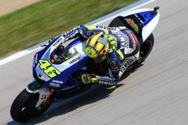 Pebalap Yamaha Motor Racing, Valentino Rossi, memacu motornya di Sirkuit Indianapolis Motor Speedway, pada balapan GP Indianapolis, Minggu (18/8/2013). 
