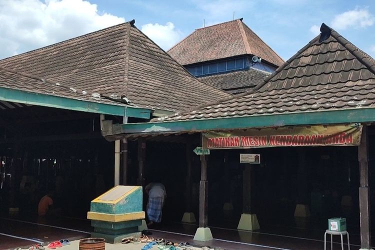 ATAP Masjid Agung Sang Cipta Rasa berbentuk rata sejajar tanpa kubah masjid, di Komplek Keraton Kasepuhan Kota Cirebon Jawa Barat, Jumat (25/3/2023)
