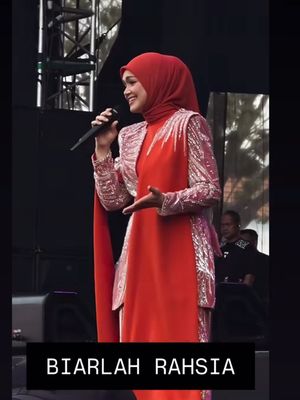 Siti Nurhaliza tampil memukau di Pestapora 2025 dengan hijab oranye terang, setelan berpayet, dan makeup soft glam yang elegan.
