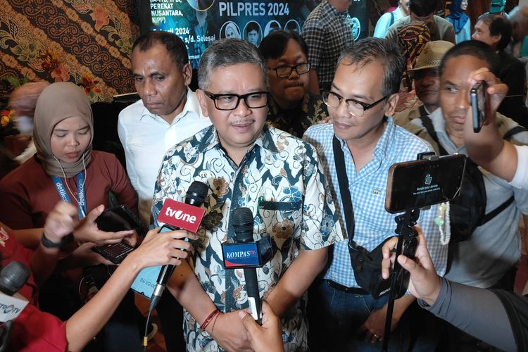 Sekretaris Jenderal PDI-P Hasto Kristiyanto ditemui di kawasan SCBD, Jakarta, Minggu (7/4/2024).