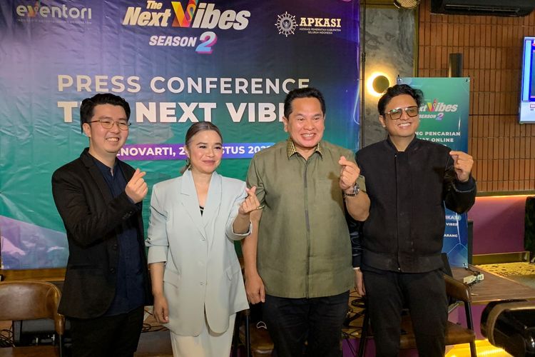 Diva Ruth Sahanaya dan para penyelenggara The Next Vibes Season 2 dalam jumpa pers di Kebayoran Baru, Jakarta Selatan, Kamis (25/8/2022).