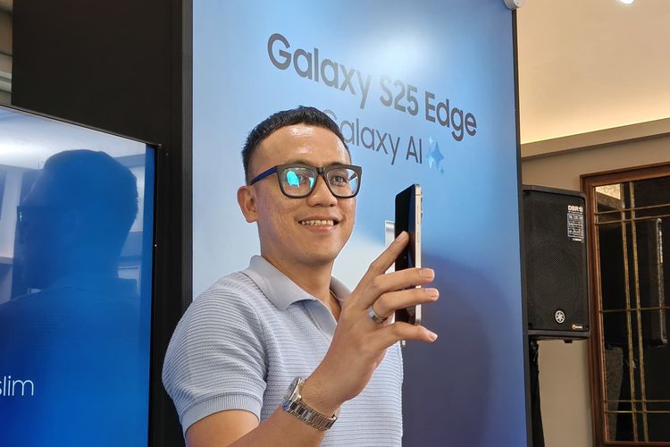 MX Product Marketing Senior Manager Samsung Electronics Indonesia, Ilham Indrawan dengan ponsel Samsung Galaxy S25 Edge dalam acara media hands-on yang digelar di kawasan Menteng, Rabu (21/5/2025)