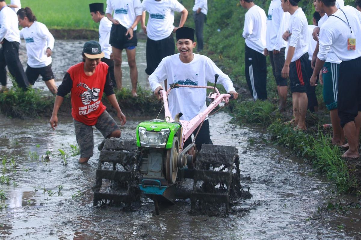 Penggunaan hand tractor untuk mempercepat pengolahan lahan pertanian.