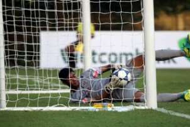 Kiper Indonesia U-19, Satria Tama, melakukan blunder saat berusaha menangkap bola dari sepakan pemain Myanmar U-19 di Vietnam Youth Training Centre, Hanoi, Senin (12/9/2016) sore. 