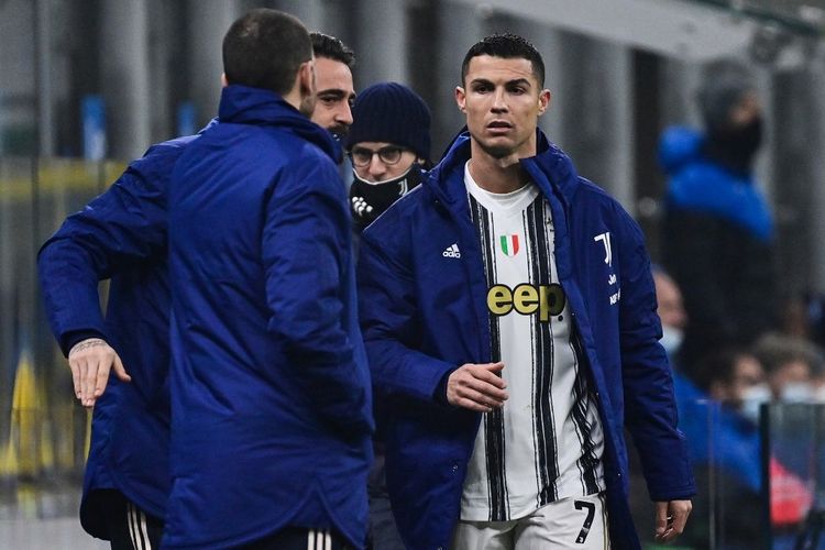 Ekspresi bintang Juventus Cristiano Ronaldo usai ditarik keluar pada laga leg pertama semifinal Coppa Italia melawan Inter Milan di Stadion Giuseppe Meazza, Selasa (2/2/2021) atau Rabu dini hari WIB. 