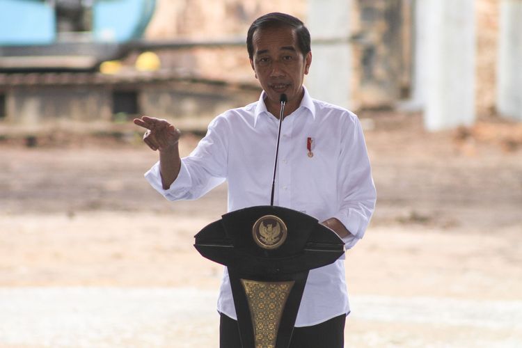 Presiden Joko Widodo saat menghadiri acara groundbreaking proyek hilirisasi batubara menjadi Dimetil Eter (DME) atau batubara berkalori rendah untuk menggantikan LPG yang berlangsung di kawasan Industri Tanjung Enim, Kabupaten Muara Enim, Sumatera Selatan, Senin (24/1/2022).