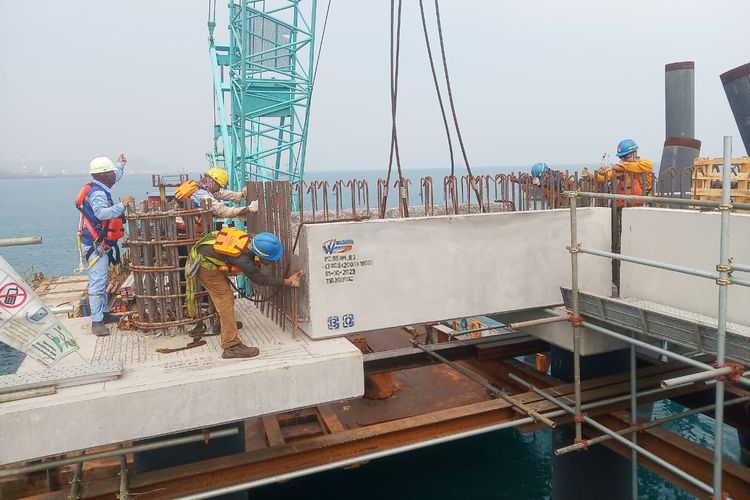 PT Waskita Beton Precast Tbk atau WSBP kini menyuplai produk proyek pembangunan jetty atau dermaga untuk pengiriman dari pabrik kimia yaitu Lotte Chemical Indonesia New Ethylene Project (LINE Project).