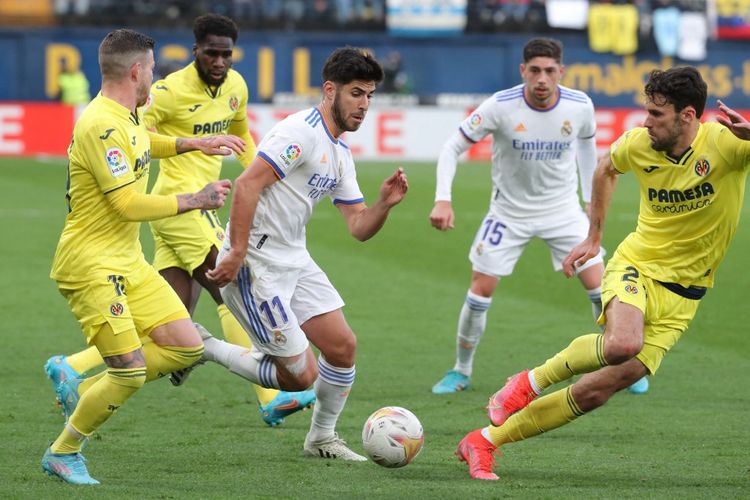 Gelandang Real Madrid, Marco Asensio, (tengah) bersaing dengan bek Villarreal, Mario Gaspar, (kanan) di Estadio de la Ceramica, pada 12 Februari 2022.