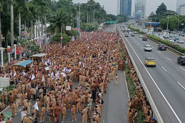 Kades dari seluruh Indonesia saat berkumpul di parkir timur Senayan, Jakarta, sebelum berangkat mendatangi gedung DPR RI guna menyuarakan aspirasi dan audiensi menuntut perpanjangan masa jabatan, Selasa (17/1/2023).