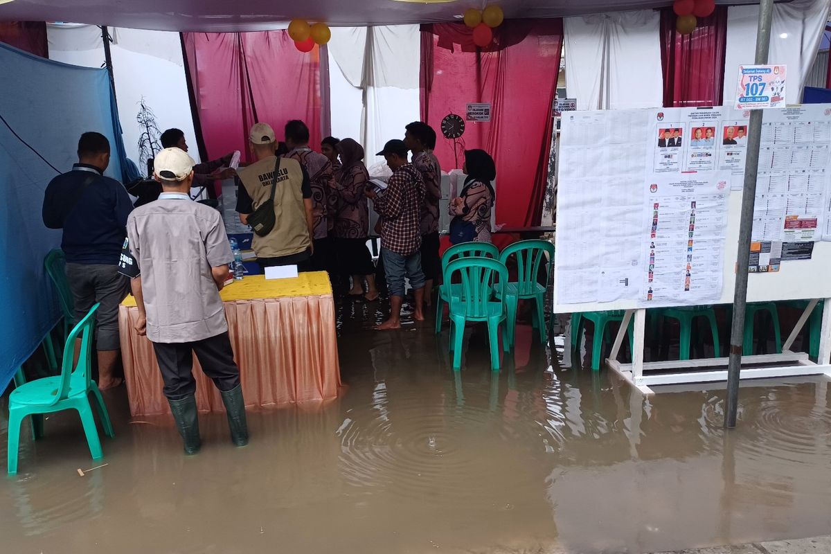 Tempat pemungutan suara (TPS) di Kampung Tanah Merah, Tugu Selatan, Koja, Jakarta Utara, Selasa (14/2/2024).