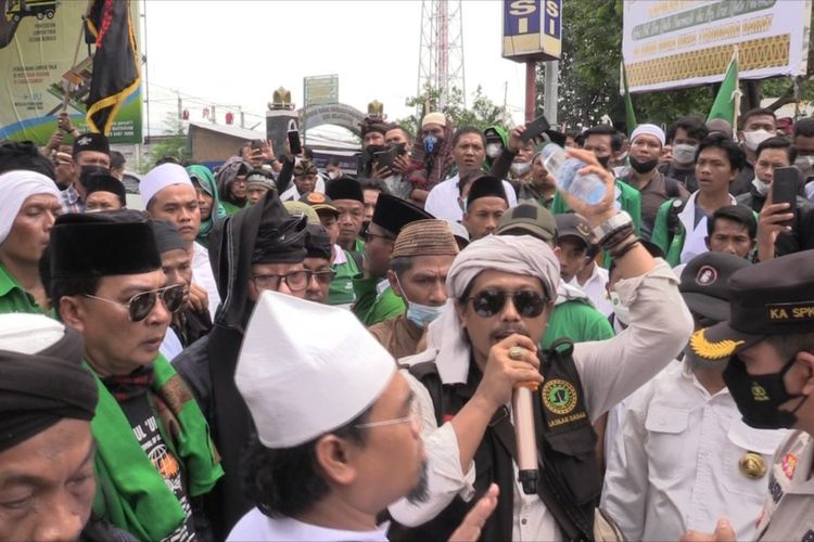 Aksi demonstrasi tokoh agama dan tokoh adat ke Mapolda NTB, Senin (3/1/2022) meminta polisi menindak ustad MQ atas ceramahnya yang mengandung ujaran kebencian di media sosial.