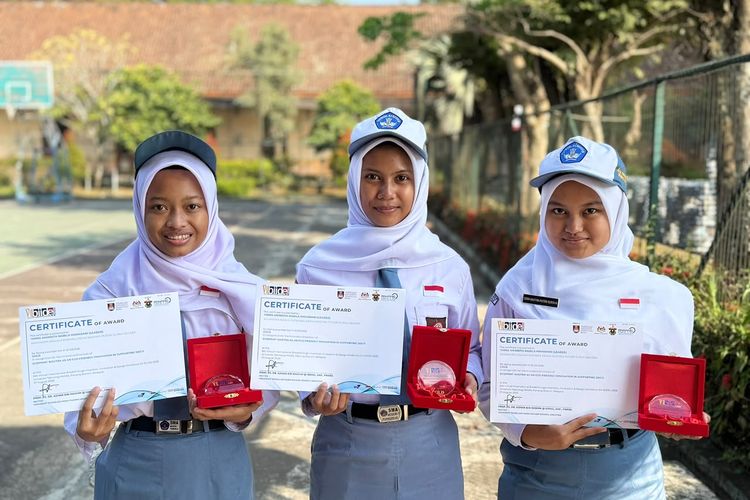 Dikira Cuma Daun Biasa, 3 Siswa SMAN 7 Purworejo Raih Emas di Malaysia Berkat Ecoprint