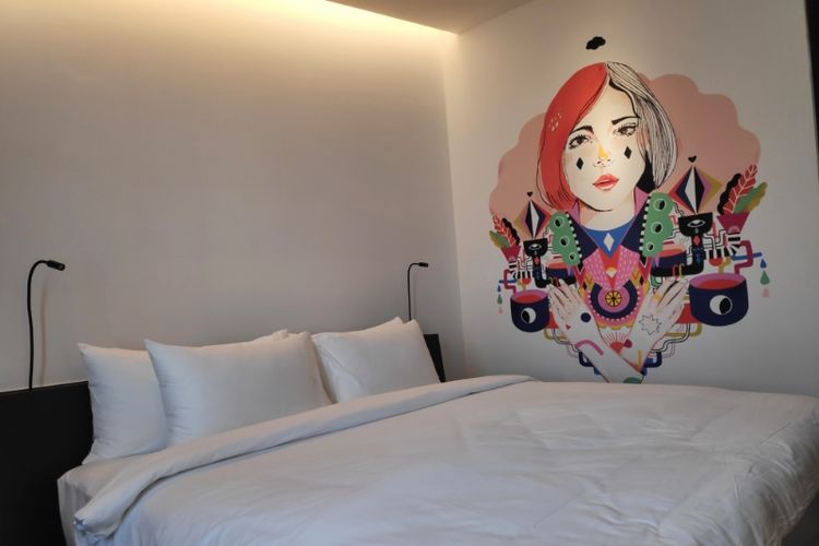 Lukisan mural Diela Maharanie di kamar Artotel Gajahmada Semarang.