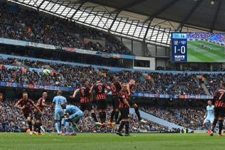 Proses gol kedua Manchester City yang dicetak Aleksandar Kolarov pada laga kontra Queens Park Rangers di Stadion Eitihad, Minggu (10/4/2015).