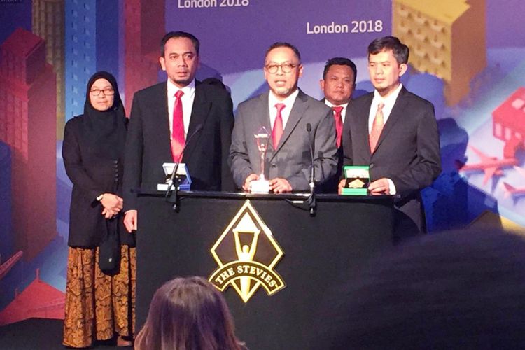 Direktur Infrastruktur dan Teknologi Dilo Seno Widagdo seusai menerima penghargaan dari Stevie Awards di London. Stevie Awards adalah serangkaian acara pemberian penghargaan bisnis yang diberikan setiap tahun oleh organisasi American Business Awards.