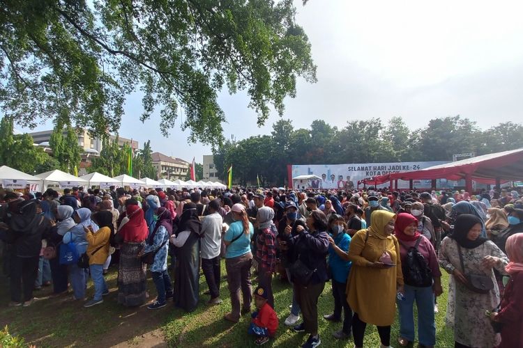 Ribuan warga memadati Balai Kota Depok saat puncak perayaan HUT Ke-24 Kota Depok, pada Selasa (2/5/2023). Mereka tampak mengantre untuk memperoleh makanan khas Nusantara secara gratis.